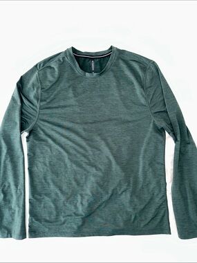 Bundle of two men’s Ten Thousand Versatile tshirts - M